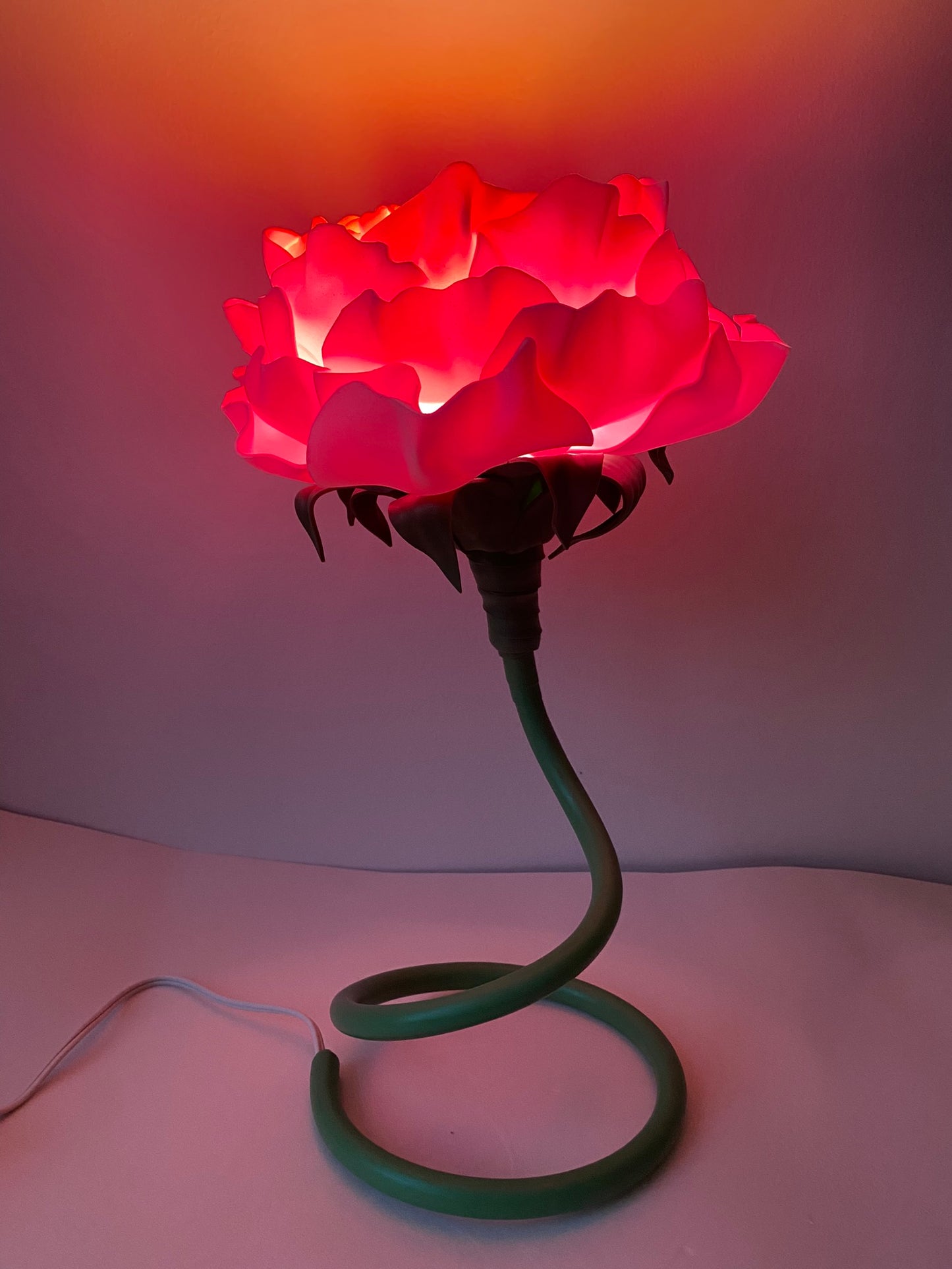 Rose pink twisty stem flower lamp